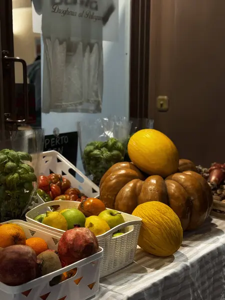 Akşam boyunca bir pazarda çeşitli taze meyve ve sebzeler düzenli olarak düzenlenir. Sahne yerel ürünlerin canlılığını ve davetkar atmosferi yakalıyor..