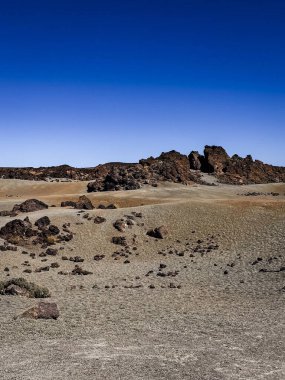 Teide Ulusal Parkı, Tenerife 'deki volkanik çöl manzarası, dağınık lav kayaları ve derin mavi gökyüzü ile Mars' a benzer. - Evet. Yüksek kalite fotoğraf