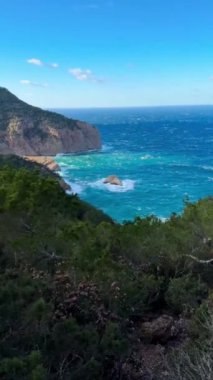 İspanya 'nın İbiza adasının manzaralı kıyı manzarası. Yüksek kalite 4k görüntü