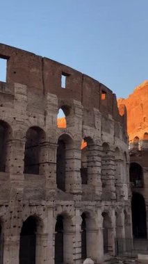 Batan güneş antik taşlarına sıcak bir ışık saçarken Colosseum 'un güzelliğini hissedin. Tarih ve kültür hikayelerini anlatan karmaşık kemerlere ve yüksek yapıya tanık olun..