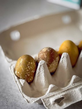 Organik kahverengi yumurtalar, sürdürülebilirlik ve tazeliği vurgulamak için sıcak ışık altında biyolojik olarak çözünebilir yumurta kutusuna konur. Yüksek kalite fotoğraf