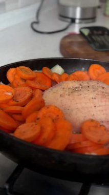 Kızartma tavasında sebzeli tavuk pişirmek.