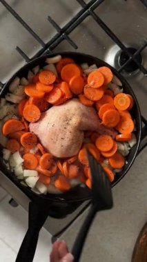 Tavada kızarmış tavuk.