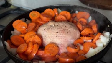 Mutfakta tavada tavuk pişirmek.