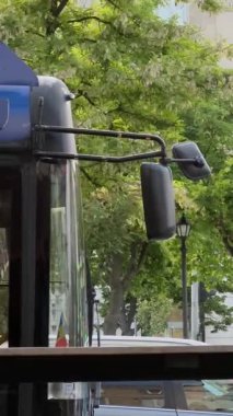 Sokaktaki bir arabanın dikey görüntüsü.