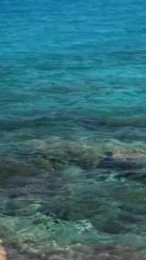 Mavi suyu olan güzel deniz manzarası