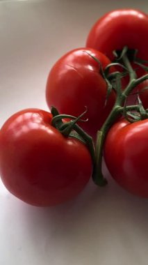 ahşap bir masa üzerinde olgun domates