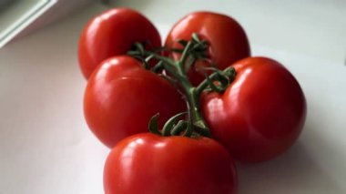 Beyaz arka planda taze domatesler