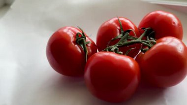Domatesler masada.