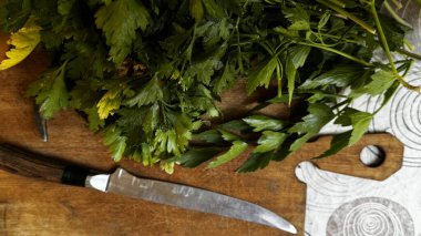 Tahta bir kesme tahtasının üzerinde yemek ya da garnitür için hazırlanmış maydanoz parçaları. Yüksek kalite fotoğraf