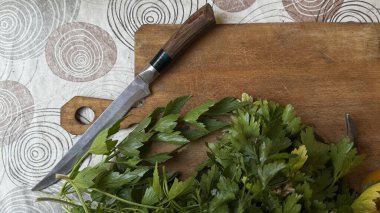 Kesme tahtasında bıçakla doğranmış maydanoz. Yüksek kalite fotoğraf