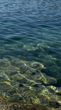 Sualtı Kıyı Kayalıkları 'yla berrak Mavi Su. Yüksek kalite fotoğraf