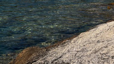 Rocky Shoreline boyunca Temiz Su ve Dalgalar. Yüksek kalite fotoğraf