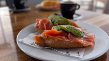 Taze somonlu kahvaltı tostunun ayrıntıları. Fesleğenli. Sağlıklı yemek ve sabah keyfi için mükemmel..