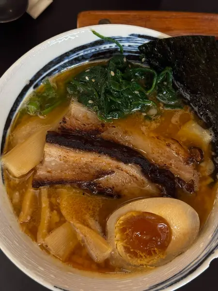 Valencia 'da bir restoranda domuz eti, haşlanmış yumurta, sebze ve deniz yosunuyla birlikte ramen kasesine yakın plan..