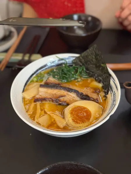 Valensiya restoranında servis edilen bir kase özgün Japon eriştesi, domuz dilimleri, haşlanmış yumurta, sebze ve deniz yosunu..