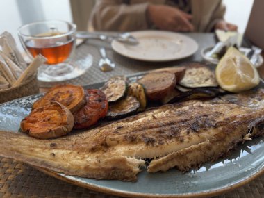 Gurme Akdeniz deniz ürünleri tabağı taze sebzelerle servis edilir, İbiza 'da güzel bir restoranda ızgarada mükemmelce pişirilir..