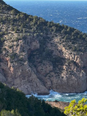 İbiza adasındaki Akdeniz sularının üzerindeki yüksek uçurumlar.