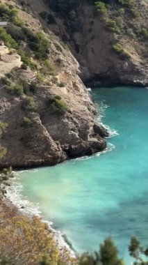 Güneşli bir günde güzel deniz manzarası