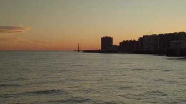 Montevideo şehri gün batımında.