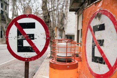 Urban Street İnşaat Alanında İspanyolca park levhası yok.
