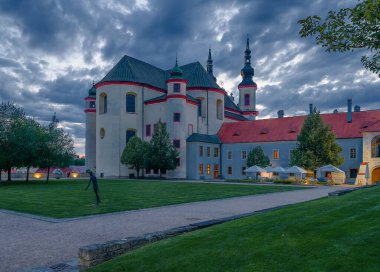St. Bulma Kilisesi 'nin arka manzarası. Litomy 'de haçlar!