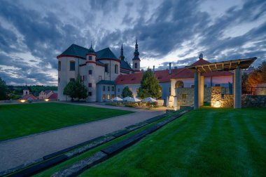 St. Bulma Kilisesi 'nin arka manzarası. Litomy 'de haçlar!