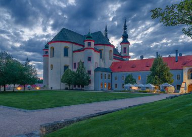 St. Bulma Kilisesi 'nin arka manzarası. Litomy 'de haçlar!