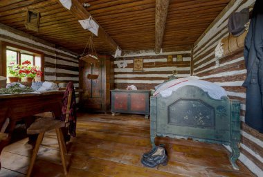 Hlinsko yakınlarındaki Vesel Kopec açık hava müzesindeki eski ahşap kulübelerin manzarası.