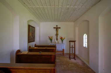 Hlinsko yakınlarındaki Vesel kopec açık hava müzesindeki köy şapelinin manzarası