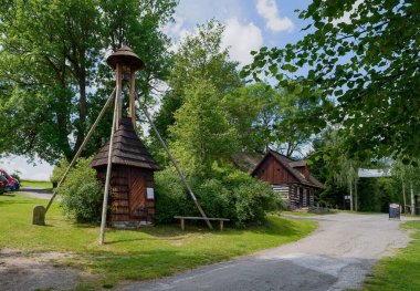 Vesely Kopec açık hava müzesindeki tarihi köy binasının manzarası.