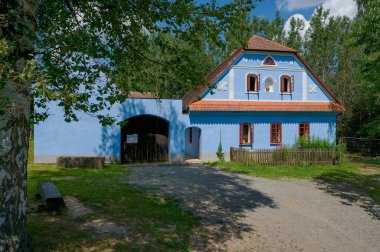 Vesely Kopec açık hava müzesindeki tarihi köy binasının manzarası.