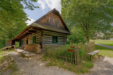 Vesely Kopec açık hava müzesindeki tarihi köy binasının manzarası.
