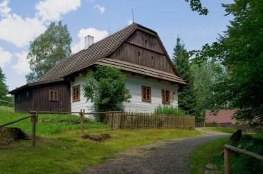 Vesely Kopec açık hava müzesindeki eski kır evlerinin manzarası