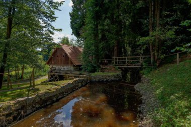 Vesely Kopec açık hava müzesindeki eski kır evlerinin manzarası