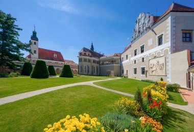 Telc Castle, bahçenin manzarası, çiçek açan bitkiler.
