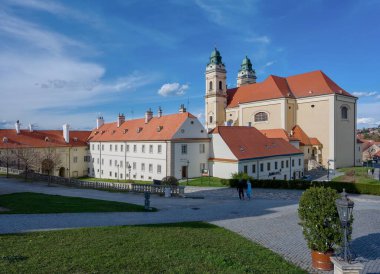 Valtice 'deki kalenin manzarası, ilkbahar güneşli bir gün.