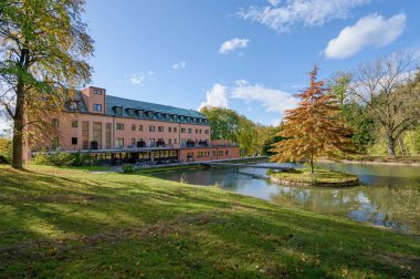Resort Svata Katerina 'nın ana binasının sonbahar manzarası