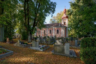 Mezarlığın ortasındaki kilise manzarası, Stary Pelhrimov