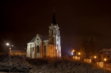 Kutsal Haç Şapeli 'nin (Pelhimov) gece manzarası, kış, kar