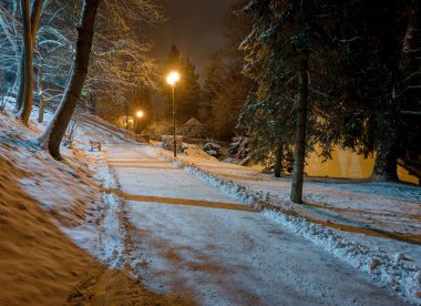 Karlı kaldırım manzarası, gece aydınlığı