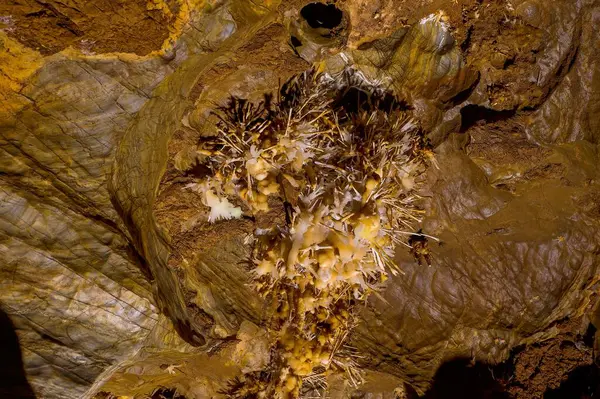 Ochtinska Aragonite Mağarası 'ndaki Karst Dekorasyonu