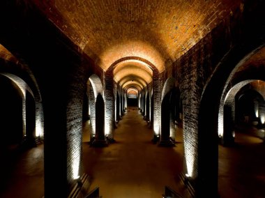 Brno 'daki Sarı Tepe' deki Vodovod 'daki tarihi binaların manzarası, koridorlar, sütunlar, ışıklandırma, kemerler