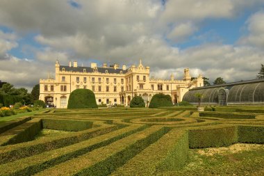 Lednice 'deki park ve kale manzarası