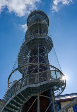 Bernard bira fabrikasının gözlem kulesinin detaylı bir görüntüsü.