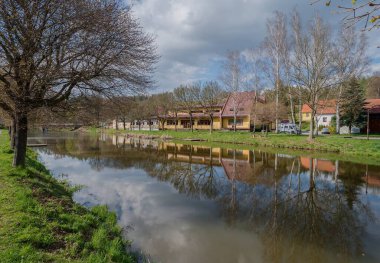 Zelivka nehrinin manzarası, bahar, güneşli gün