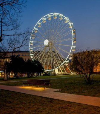 Brno 'daki Moravske adlarındaki aydınlık dönme dolabın görüntüsü