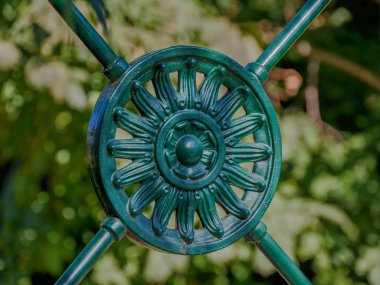 Metal saplı yeşil metal çit