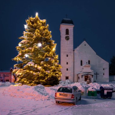 Dışarıdaki süslenmiş Noel ağacının manzarası, kar, Aralık