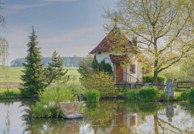 Bouchal göletlerinde Zirovnice kasabası yakınlarında bir kulübe var.